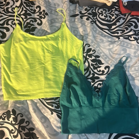 Tops - 🌷2/10🌷 2 Green tank top bundle women’s size M!